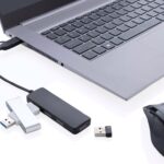 Hub USB din plastic reciclat RCS cu intrare duală personalizat cu logo